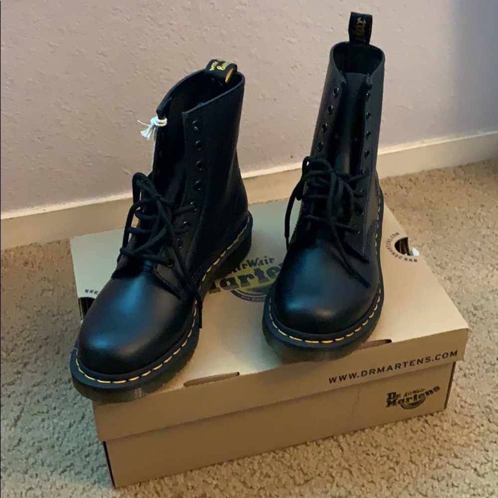 DR. MARTENS 1460 boots